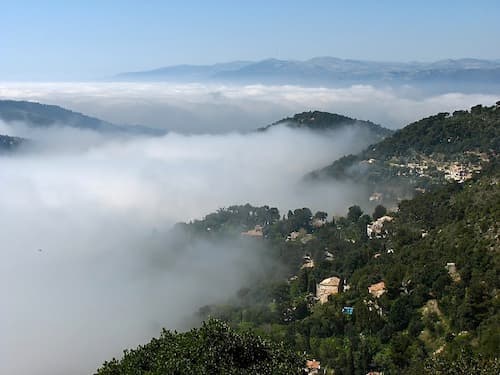 Alors que Nice est dans le brouillard... 