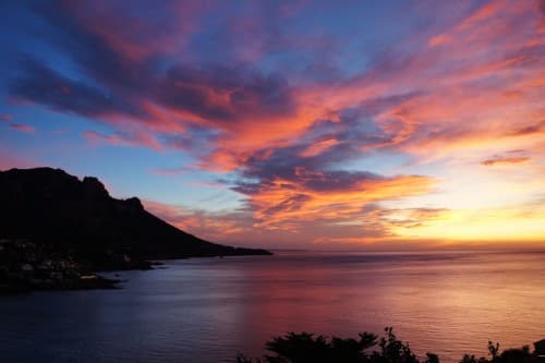 Aube rouge sur Le Cap Roux