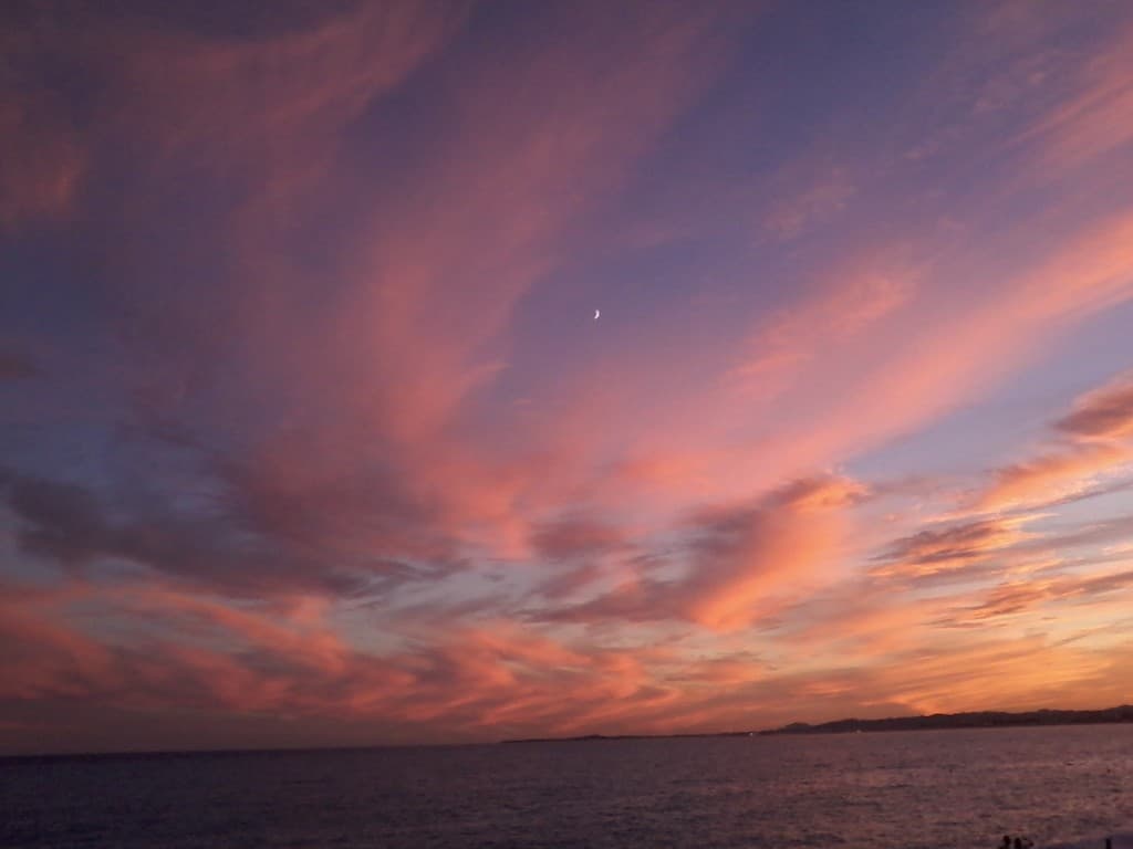 La lune sur la baie des anges
