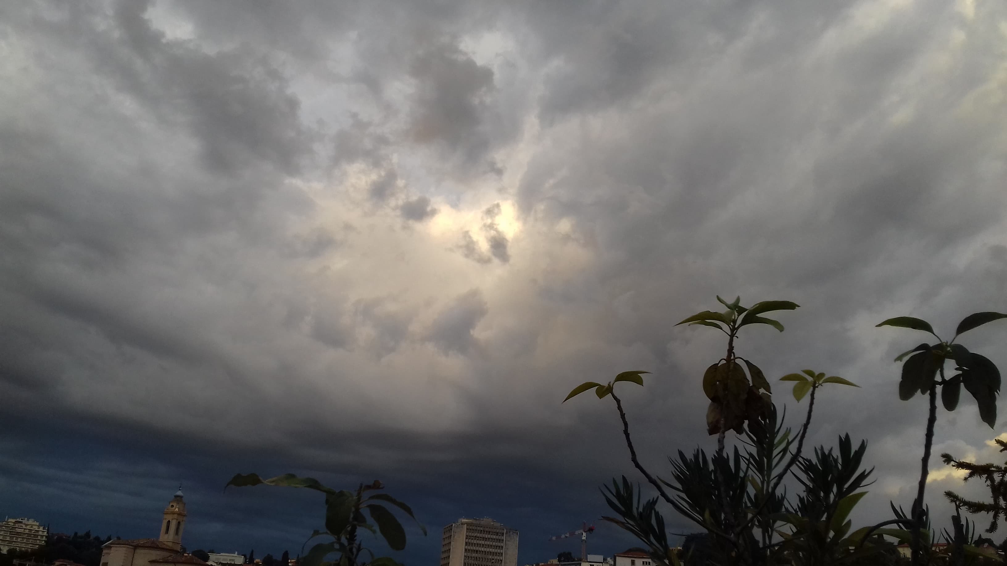 le ciel au dessus de Pasteur Cimiez vu de bon voyage l'arrivée de l'orage