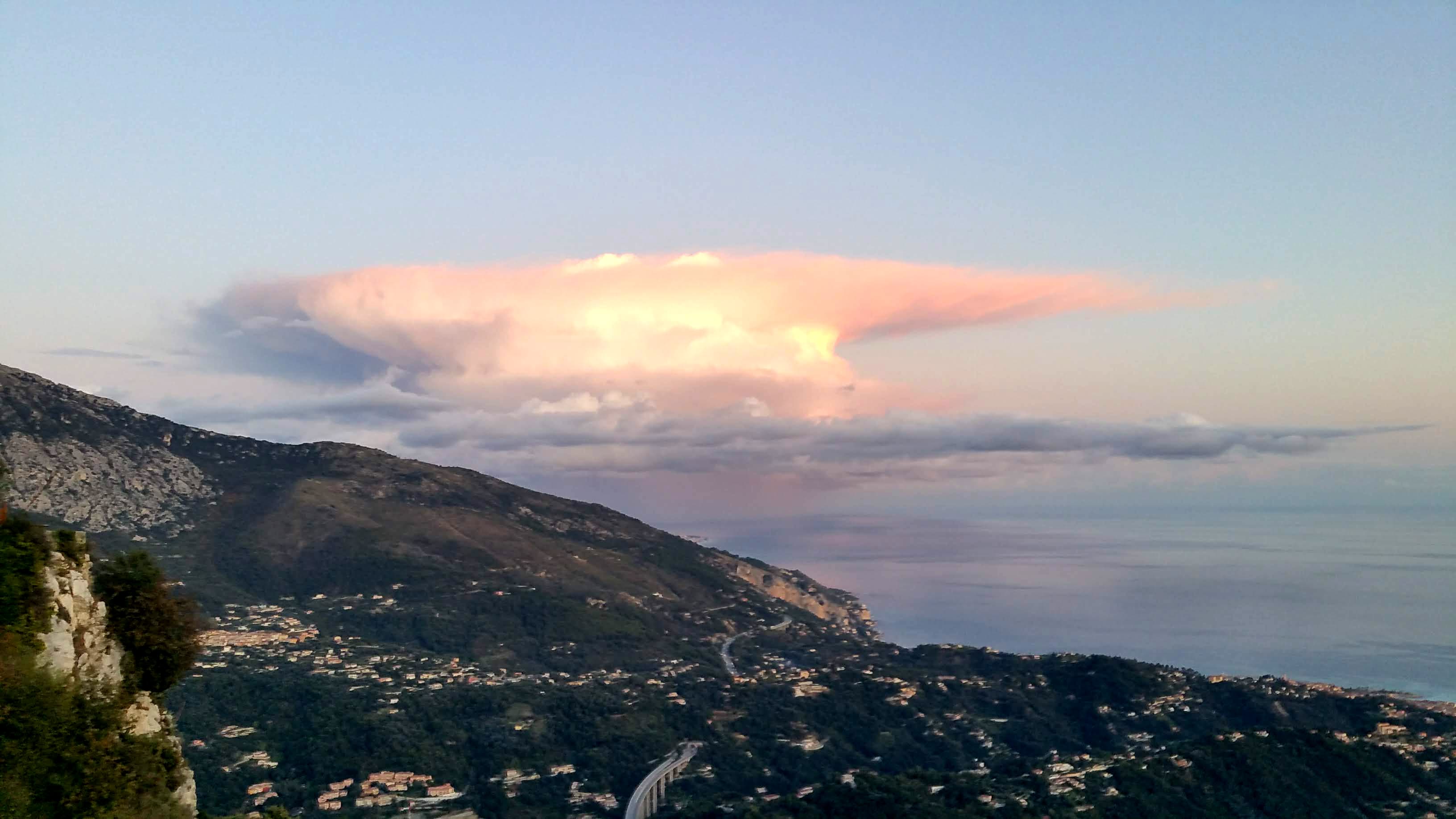 Magnifique cumulonimbus académique sur la méditerranée depuis Ste Agnès