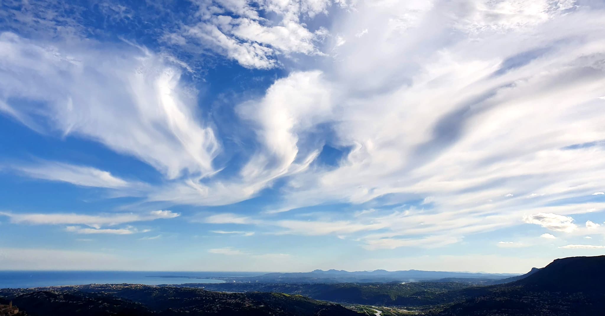 Le ciel du sud tourmenté alors que l'orage arrive au nord