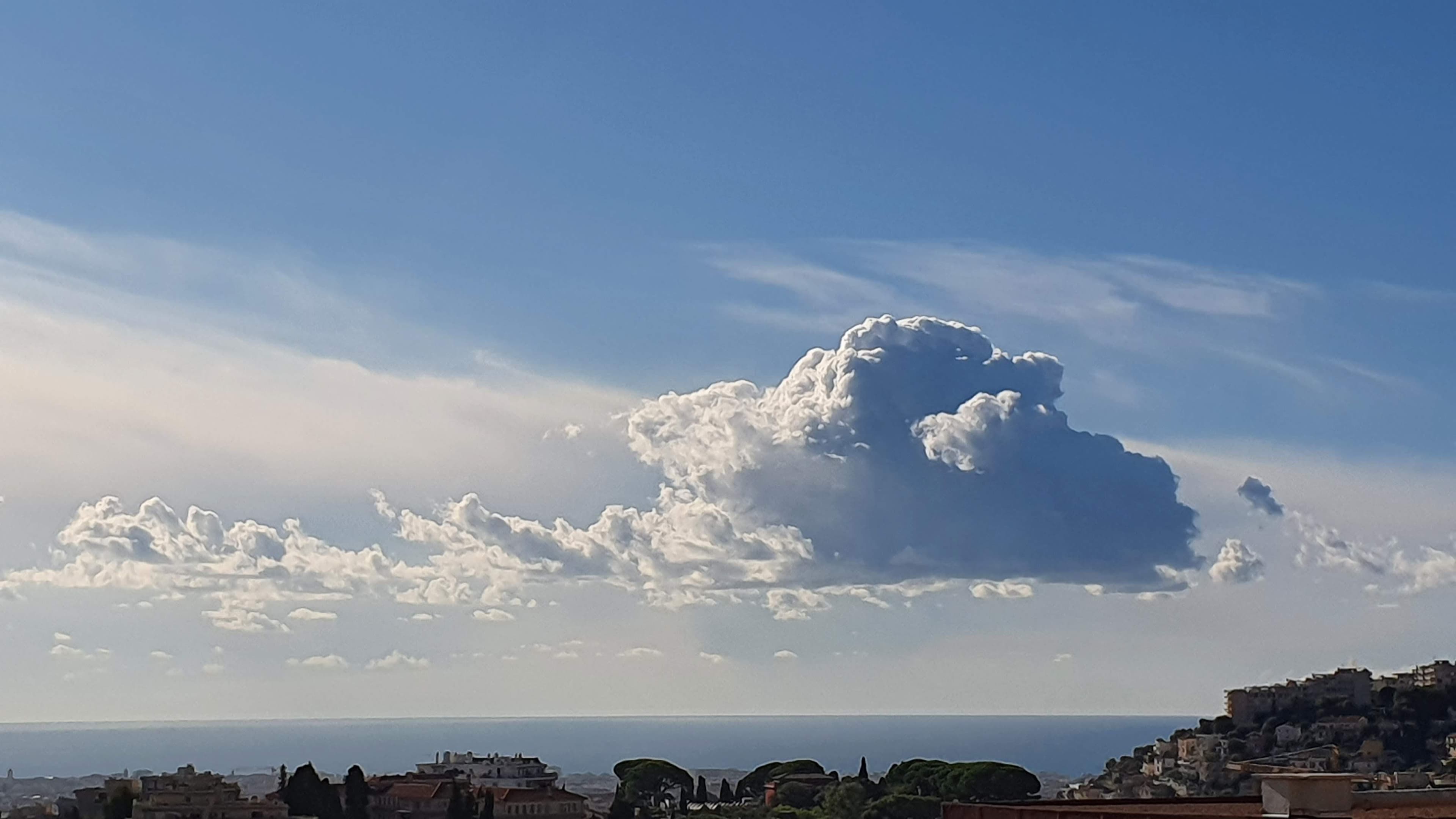 Beau cumulus sur la mer