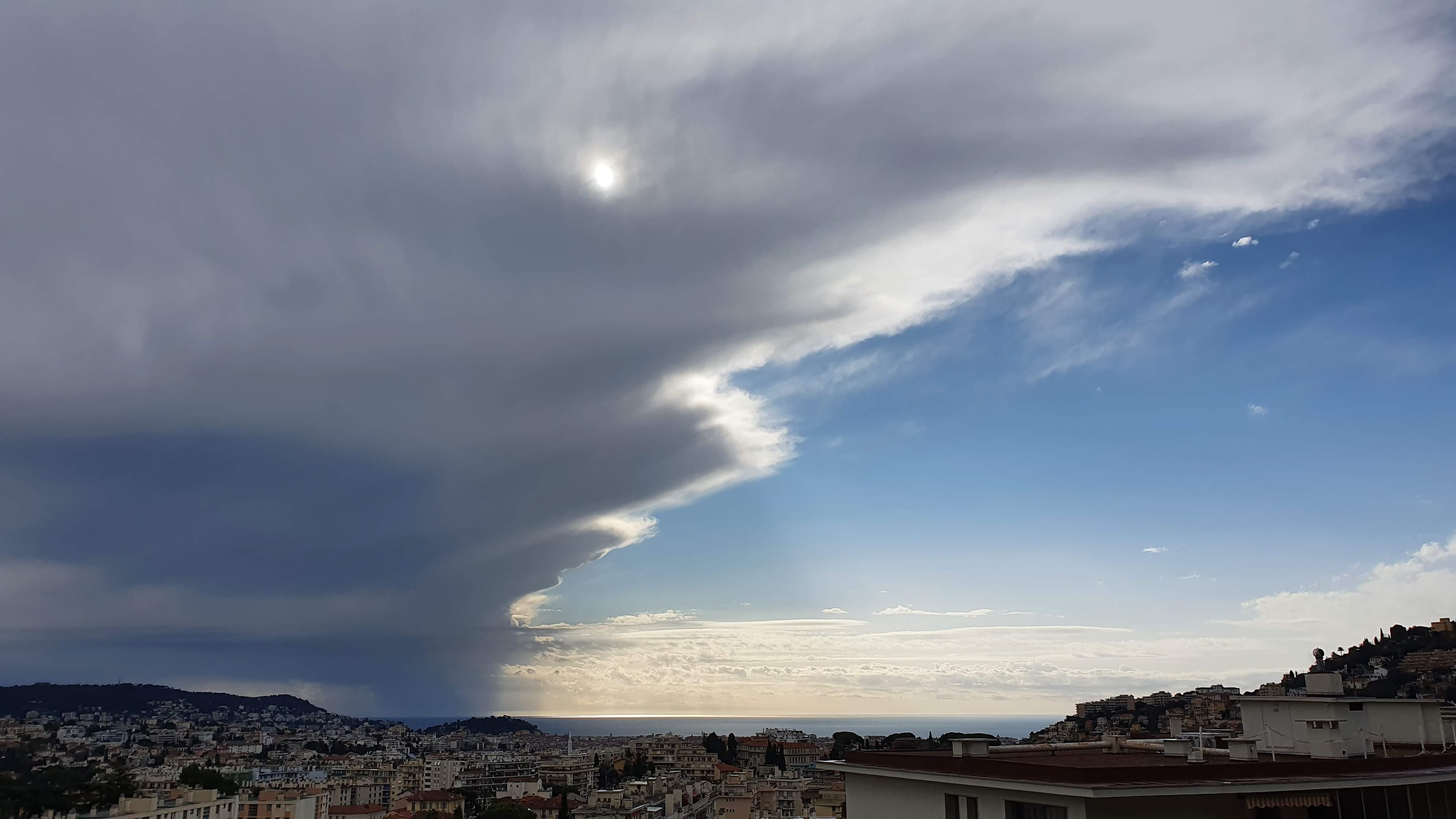 La ville coupée en deux, la pluie sur la mer