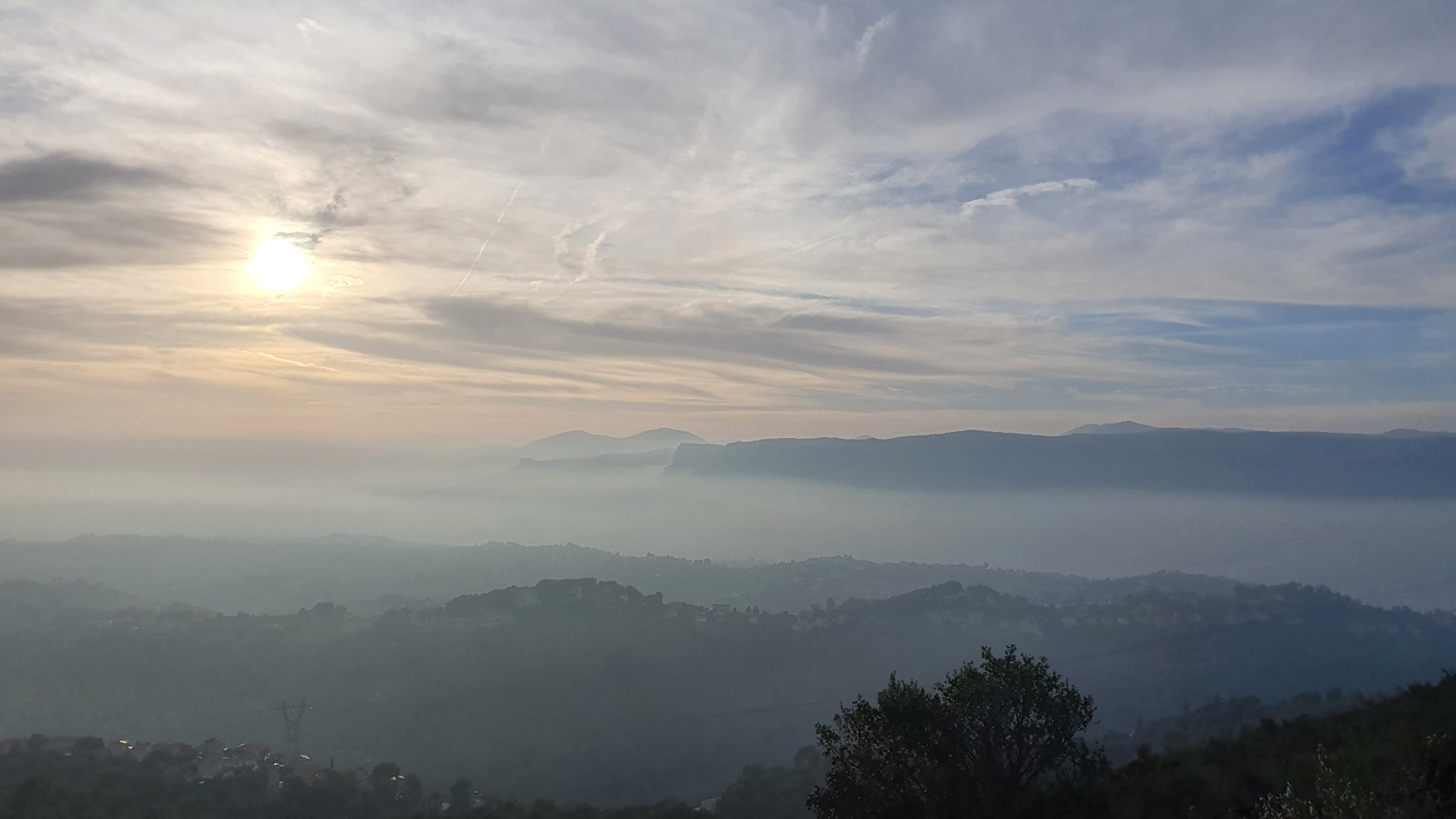 Jour de brumes. Vers l'ouest depuis le Mont Chauve