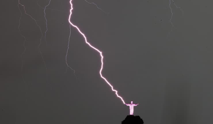 Image d'illustration pour La statue du Christ Rédempteur foudroyée à Rio de Janeiro