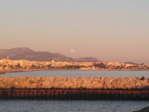 Pleine lune sur le rocher