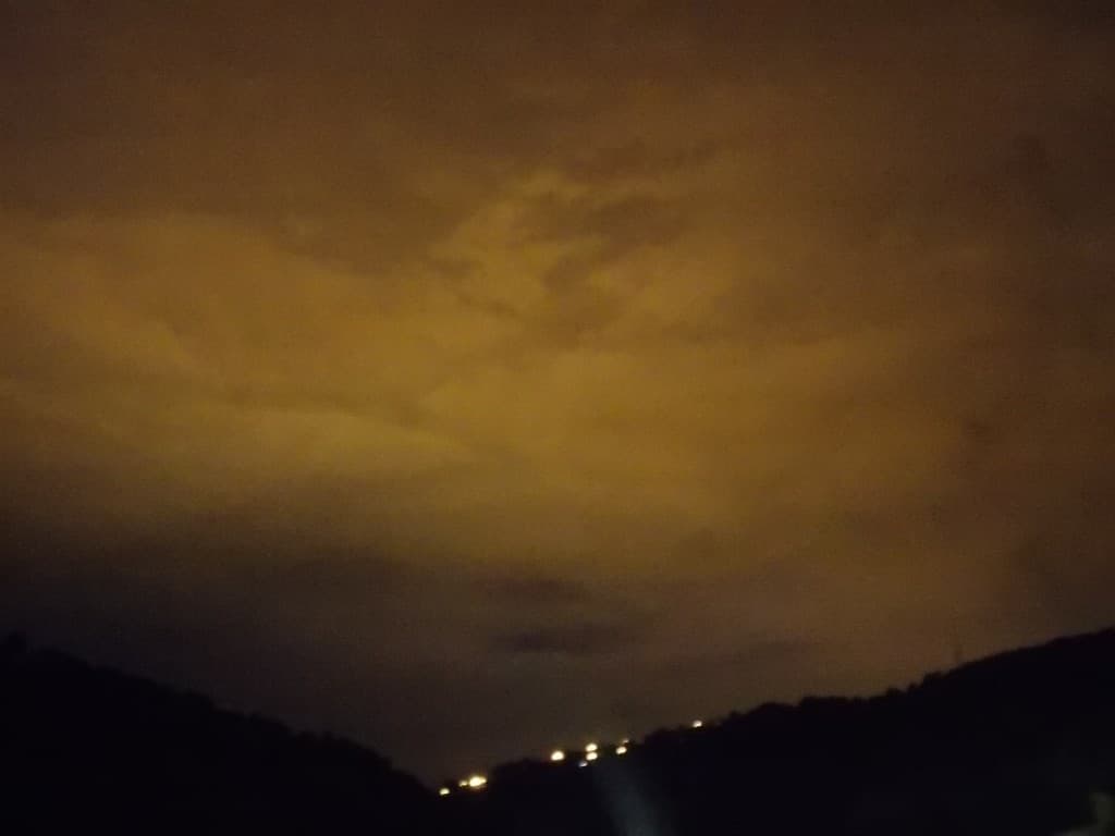 Ciel nuageux pendant la nuit
