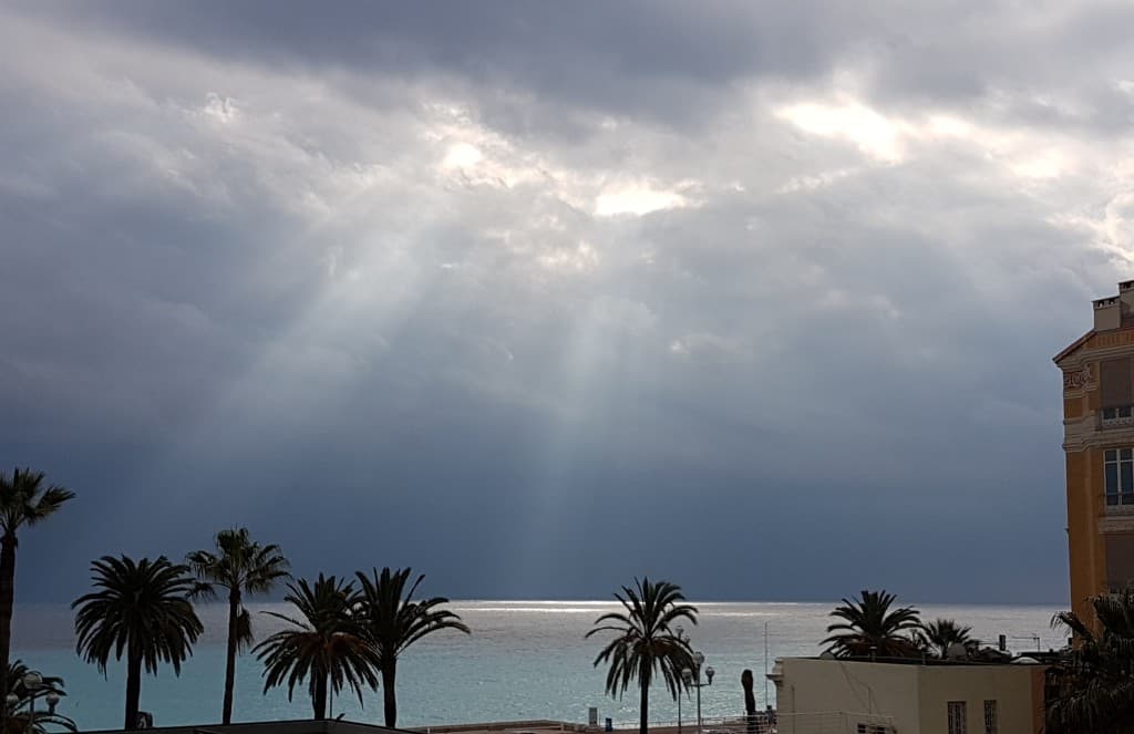 Rayons de Soleil dans le Froid Nuageux