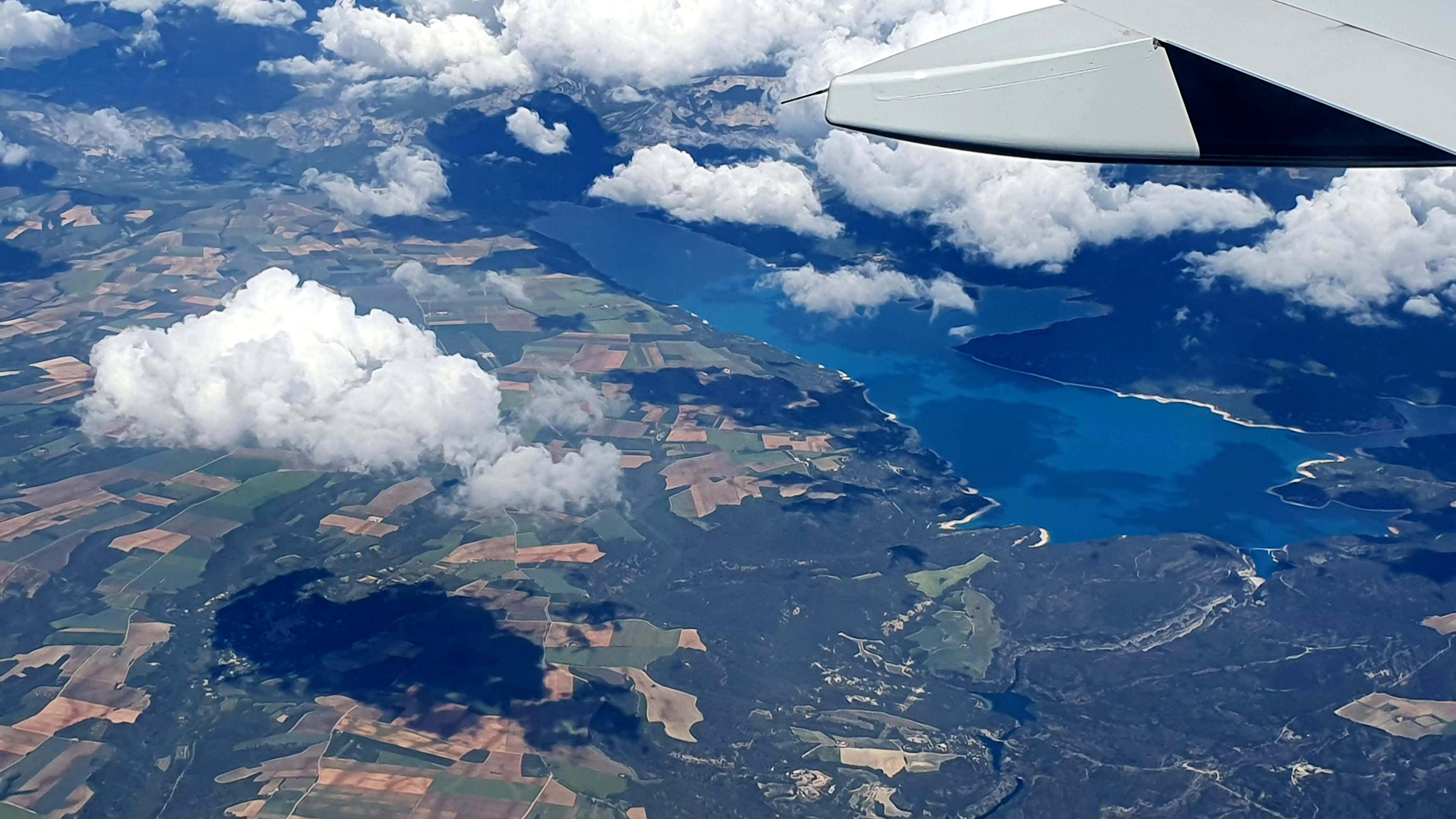 Petit cumulus promène son ombre sur les rives du lac de Ste Croix